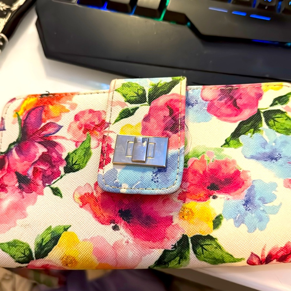 Floral wristlet wallet